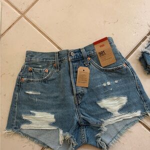 501 shorts levi’s nwt never worn womens. msrp price is 65$ size 25